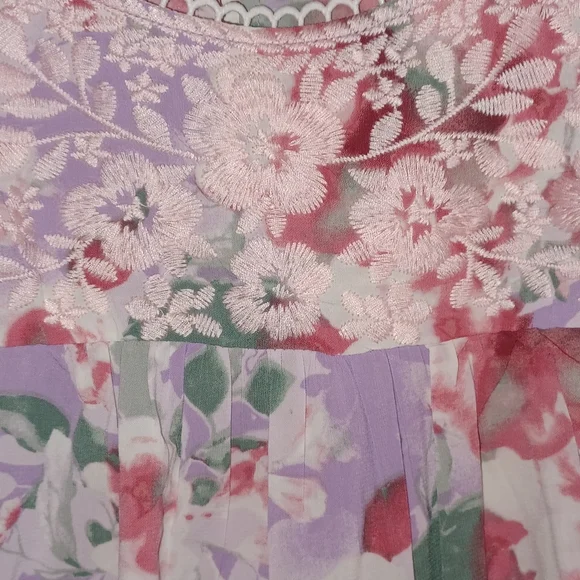 Beautiful Silky Floral Embroidered Elegant Womans 3x Blouse. - Picture 2 of 5